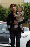 th_12110_Halle_Berry_takes_her_daughter_Nahla_Aubry_to_the_baby_store_Bel_Bambini_in_LA_05_122_216lo.jpg