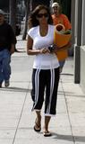 th_31623_Halle_Berry_going_to_her_yoga_lesson_30_122_248lo.jpg