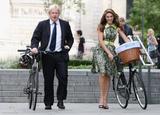 th_14337_Celebutopia-Kelly_Brook-Photocall_to_launch_the_Mayor_of_London70s_Skyride-19_122_447lo.jpg