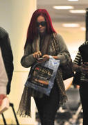 th_44483_RihannaatLAXAirport_November17.11.2010_03_122_86lo.jpg