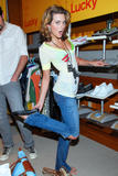 http://img102.imagevenue.com/loc868/th_51394_Hilarie_Burton_Gifts_009_122_868lo.jpg