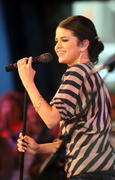 http://img102.imagevenue.com/loc220/th_04935_SelenaGomez_GoodMorningAmerica_NYC_230910_006_122_220lo.jpg