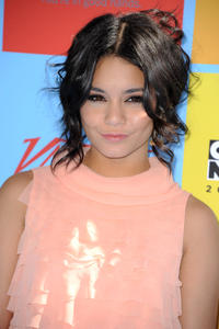 http://img102.imagevenue.com/loc254/th_477721252_VanessaHudgens_6thAnnualPowerofYouthEvent_2_122_254lo.jpg