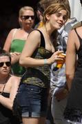 http://img102.imagevenue.com/loc432/th_96682_EmmaWatson06252010GlastonburyMusicFestival40_122_432lo.jpg