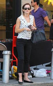 http://img102.imagevenue.com/loc451/th_773671939_EmmaWatson_OANewYork_September14_2012_7_122_451lo.jpg