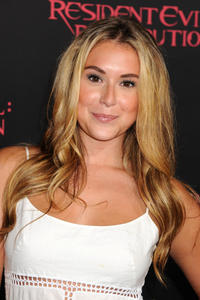 http://img102.imagevenue.com/loc495/th_585613813_AlexaVega_ResidentEvilRetributionPremiere_Hollywood_7_122_495lo.JPG